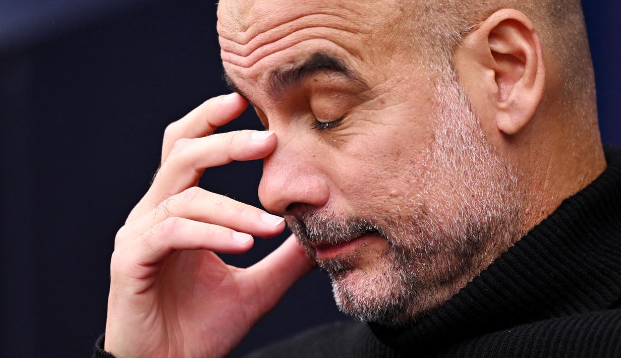 Pelatih Manchester City, Pep Guradiola,tampak kecewa setelah anak asuhnya yakni Rodri mendapat kartu merah. Sang juru taktik asal Spanyol itu pusing lantaran akan kehilangan Rodri yang dipastikan absen dalam tiga laga. (AFP/Oli Scarff)