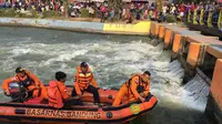 Tim Basarnas Bandung turun ke lokasi hilangnya remaja si saluran irigasi sungai di Karawang. (Dok. Basarnas)