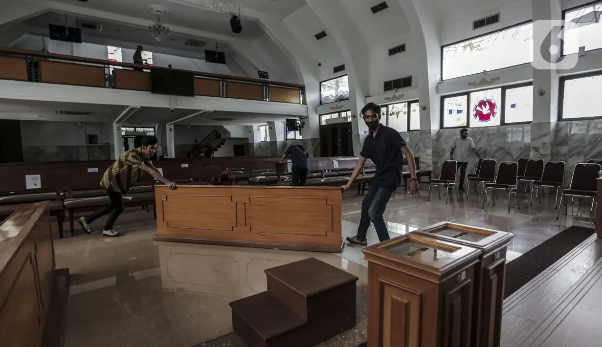 Karyawan menyiapkan keperluan untuk menyambut kenormalan baru di Gereja Protestan Indonesia Bagian Barat (GPIB) Effatha, Jakarta, Sabtu (4/7/2020). GPIB Effatha menerapkan protokol kesehatan seiring kembali dibukanya gereja tersebut untuk ibadah di tengah pandemi COVID-19. (Liputan6.com/Johan Tallo)