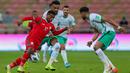 Pemain Oman Arshad al-Alawi (kiri) dibayangi pemain Arab Saudi Ali al-Bulaihi (tengah) pada pertandingan sepak bola Kualifikasi Piala Dunia 2022 di Stadion King Abdullah Sport City, Jeddah, Arab Saudi, 27 Januari 2022. Arab Saudi menang 1-0. (AFP)