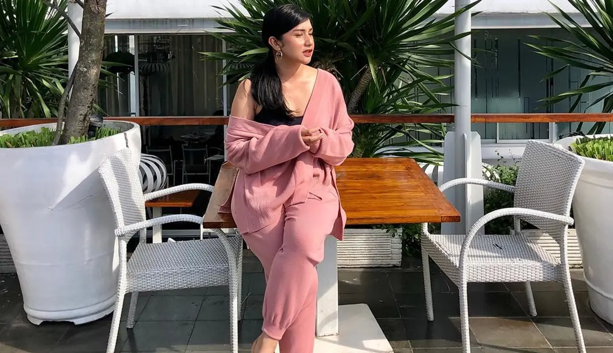 Presenter kelahiran 8 Oktober 1991 ini dikenal setelah turut serta dalam membawakan acara Eat Bulaga Indonesia pada 2012 lalu. Bianca Liza cukup dikenal dengan penampilannya yang simpel di setiap kesempatan. (Liputan6.com/IG/@bibiancaliza)