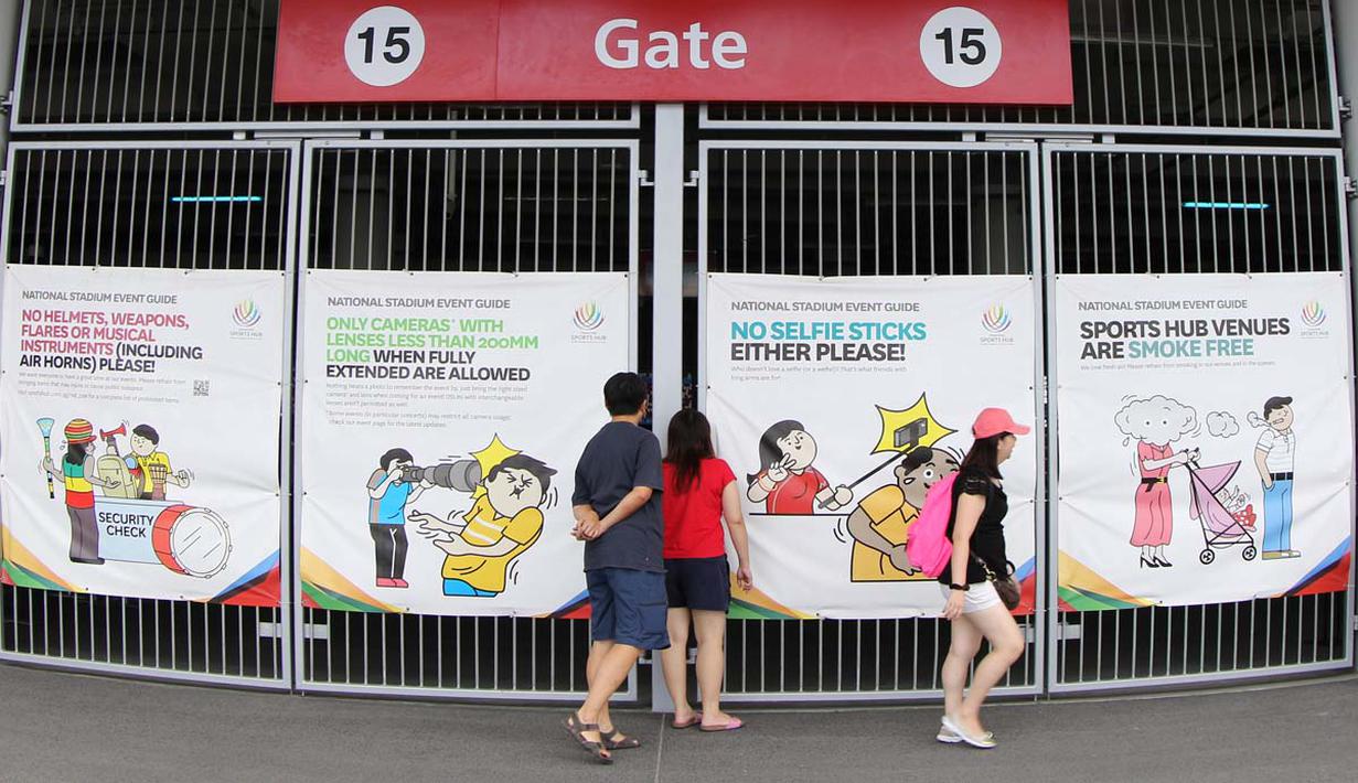 Sosialisasi aturan dan himbauan kepada penonton SEA Games di tempel di pintu-pintu masuk Stadion Nasional Singapura jelang SEA Games 2015. (Bola.com/Arief Bagus)