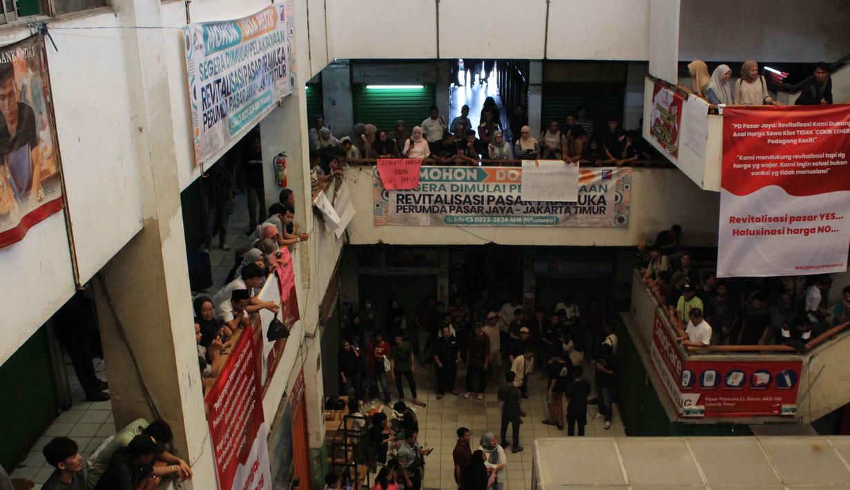 Lumpuhnya perdagangan di Pasar Pramuka imbas tutupnya seluruh kios akibat aksi protes yang dilakukan para pedagang. Tampak dalam foto, para pedagang melakukan aksi protes di dalam Pasar Pramuka, Jakarta Timur, Jumat (14/11/2025). (merdeka.com/magang/Rendi Saputra)