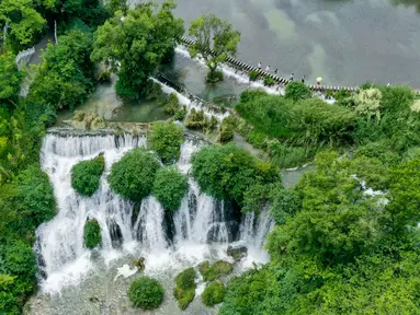 Foto dari udara memperlihatkan sejumlah wisatawan bersenang-senang di objek wisata Tianhetan, Kota Guiyang, Provinsi Guizhou, China, Selasa (9/6/2020). (Xinhua/Ou Dongqu)