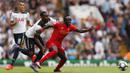 6. Bek sayap Tottenham, Danny Rose, menarik badan striker Liverpool, Sadio Mane, pada laga Premier League di Stadion White Hart Lane, London, Inggris, Sabtu (27/8/2016). (Reuters/John Sibley)