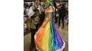 Dua orang peserta yang memakai kostum tampak berpose di festival cosplay, Sydney, Minggu (15/6/14). (AFP PHOTO/Peter Parks)