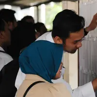 Peserta tes seleksi CPNS Kemenkumham mengecek no pendaftaran di gedung BKN, Jakarta, Senin (11/9). Pada 2017, tercatat 1.116.138 pelamar CPNS mendaftar di lingkungan Kemenkumham. (Liputan6.com/Helmi Fithriansyah)
