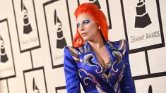 Penyanyi Lady Gaga saat tiba di karpet merah Grammy Awards ke-58 di Staples Center, Los Angeles, Senin (15/2). Mother Monster tampil nyentrik dengan wig berwarna oranye. (REUTERS/Danny Moloshok)