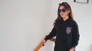 Menggunakan hoodie berwarna hitam, Gadis berusia 19 tahun ini tampak santai. Penampilan serba hitamnya dilengkapi dengan kacamata hitam dan bandana hitam yang membuatnya tampak semakin manis. (Liputan6.com/IG/@faynabilalxndr)
