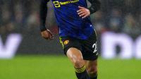 Pemain Manchester United Edinson Cavani mengontrol bola saaat melawan Burnley pada pertandingan sepak bola Liga Inggris antara Burnley dan Manchester United di Turf Moor, Burnley, Inggris, 8 Februari 2022. Pertandingan berakhir imbang 1-1. (AP Photo/Jon Super)