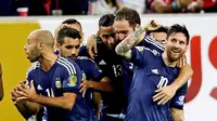 Lionel Messi disambut rekan-rekannya usai mencetak gol ke gawang Amerika Serikat di semifinal Copa America (Kevin Jairaj-USA TODAY)
