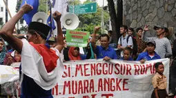 Puluhan orang melakukan aksi di depan Kedubes Belanda di Jakarta, Rabu (23/11). Mereka meminta pemerintah Belanda menghentikan upaya mendorong investasi dalam pembangunan infrastruktur di Teluk Jakarta. (Liputan6.com/Helmi Fithriansyah)