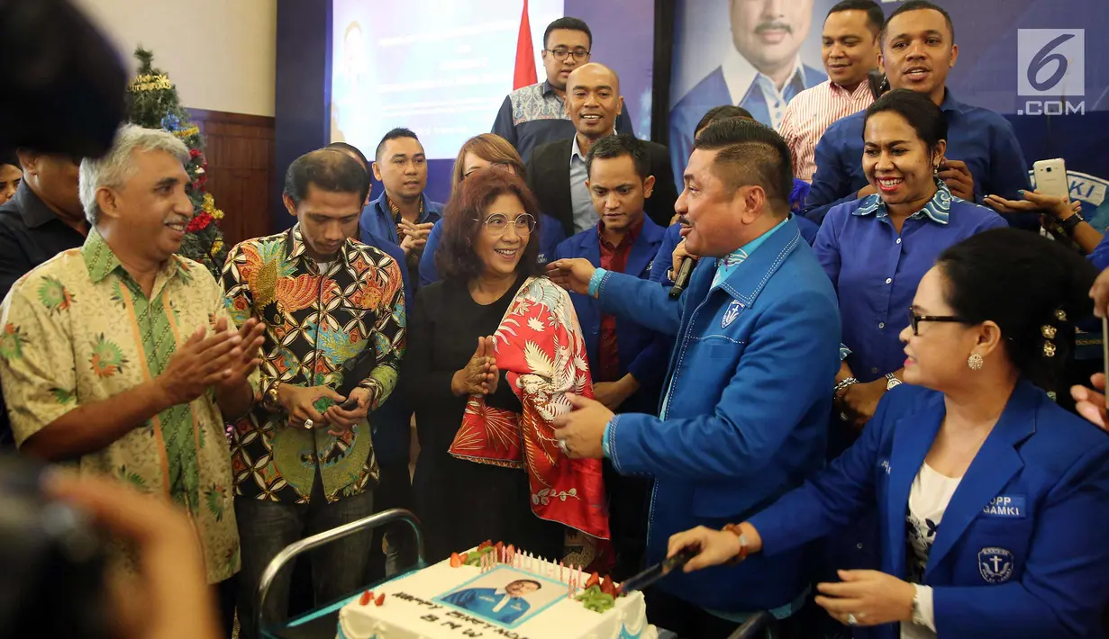 Menteri Kelautan dan Perikanan Susi Pudjiastuti dan Politisi Partai Demokrat Michael Wattimena saat menghadiri acara Rakornas Gerakan Angkatan Muda Kristen Indonesia (GAMKI) di Jakarta, Jumat (12/1). (Liputan6.com/Johan Tallo)