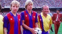 Mantan Pemain Barcelona era 1984-1987, Steve Archibald (kiri), merupakan pemain Britania raya asal Skotlandia yang mencetak 24 gol saat berlaga di La Liga Spanyol. (Bola.com/Twitter/Steve Archibald)