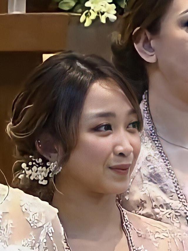 Potret Dita Karang Tampil Menawan Kenakan Kebaya. (Sumber: Twitter/haibyeeee)