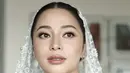 Di momen ini, istri Indra Priawan itu mempercayakan riasannya pada Makeup Artist andalannya, Evaloria. [@evalovira].