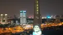 Foto udara menunjukkan mantan pesepak bola Argentina Diego Maradona diproyeksikan di Menara TV Tianjin di Kota Tianjin, China utara (26/11/2020). Maradona tutup usia di usia 60 tahun akibat serangan jantung pada Rabu (25/11). (Xinhua/Li Ran)