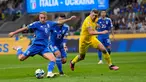 Pemain Italia Davide Frattesi (kiri) mencetak gol ke gawang Ukraina pada pertandingan sepak bola Grup C Kualifikasi Euro 2024 di Stadion San Siro, Milan, Italia, Selasa (12/9/2023). Italia menang 2-1. (AP Photo/Antonio Calanni)