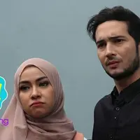 Aryani Fitriana dan Donny Michael selalu terlihat kompak di setiap kegiatan. Semenjak Aryani hamil, Donny pun sangat menjaga kehamilan pertama istrinya.