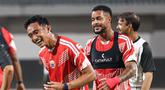 Tawa lepas Rizky Ridho (kiri) di latihan terakhir Persija Jakarta jelang laga melawan Madura United yang digelar di Stadion Gelora Madura Ratu Pamelingan, Pamekasan, Jumat (23/10/2025).