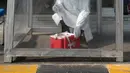 Petugas menyiapkan peralatan swab test antigen untuk pemudik saat arus balik Lebaran di Terminal Pulogebang, Jakarta, Jumat (21/5/2021). Pada hari ini, ada tiga pemudik terindikasi positif COVID-19. (merdeka.com/Imam Buhori)