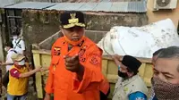 Wagub Jawa Barat Uu Ruzhanul Ulum, meninjau upaya perbaikan tanggul jebol di Perumahan Pondok Gede Permai, Jatiasih, Kota Bekasi. ( Liputan6.com/Bam Sinulingga)