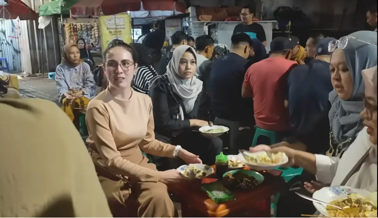 Arumi Bachsin tidak hanya artis terkenal pada tahun 2000-an, tapi juga seorang istri dari Wakil Gubernur Jawa Timur. Setelah berdinas ke Jakarta, disela-sela waktu kosongnya digunakan untuk kuliner. Berikut beberapa potretnya. [Youtube/arumibachsin_94]