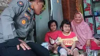 Kakak beradik penderita kerapuhan tulang di Pekanbaru tersenyum menyambut kedatangan personel Polda Riau dan jurnalis memberikan bantuan kursi roda. (Liputan6.com/M Syukur)