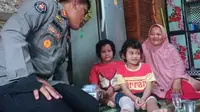 Kakak beradik penderita kerapuhan tulang di Pekanbaru tersenyum menyambut kedatangan personel Polda Riau dan jurnalis memberikan bantuan kursi roda. (Liputan6.com/M Syukur)