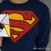 Dengan satu tangan, cowok 18 tahun asal India ini begitu lihai dalam memainkan kartu. (Via: instagram.com/shivraj_morzaria)