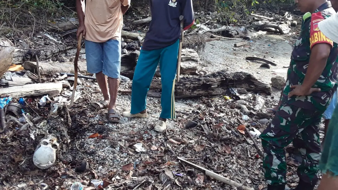 Penemuan kerangka manusia di pinggir pantai Gorontalo (Arfandi Ibrahim/Liputan6.com)