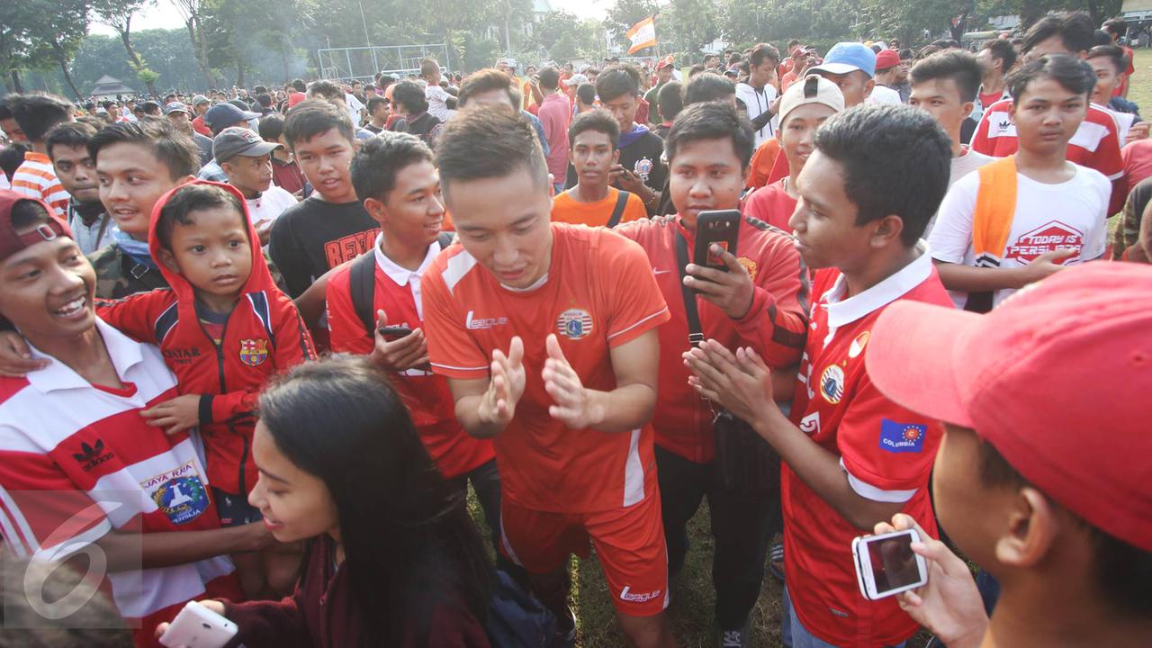 Berlatih di Lapangan Banteng, Pemain Persija Dikerubungi Ratusan The Jakmania