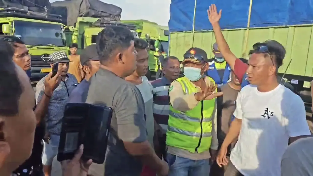 Tangkapan layar rekaman video sesama sopir berkelahi diduga karena lama menunggu antrean masuk kapal di Pelabuhan BBJ, Lampung Selatan. Foto: (Istimewa).