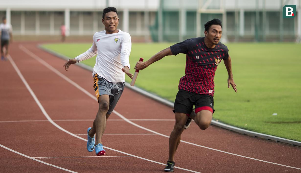 Pelari Indonesia, Lalu Zohri, memberikan tongkat estafet saat pemusatan latihan di Stadion Madya Senayan, Jakarta, Kamis (2/8/2018). Pemusatan latihan ini merupakan persiapan jelang Asian Games XVIII. (Bola.com/Vitalis Yogi Trisna)