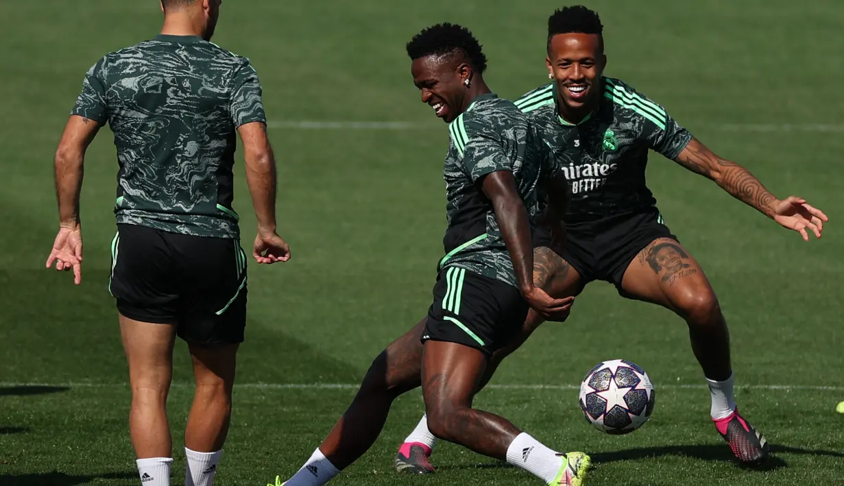 <p>Penyerang Real Madrid Vinicius Junior (Tengah) dan bek Real Madrid Eder Militao mengikuti sesi latihan menjelang leg pertama babak perempat final Liga Champions melawan Chelsea, di Valdebebas Sport City di Madrid, Selasa (11/4/2023). (Photo by PIERRE-PHILIPPE MARCOU / AFP)</p>