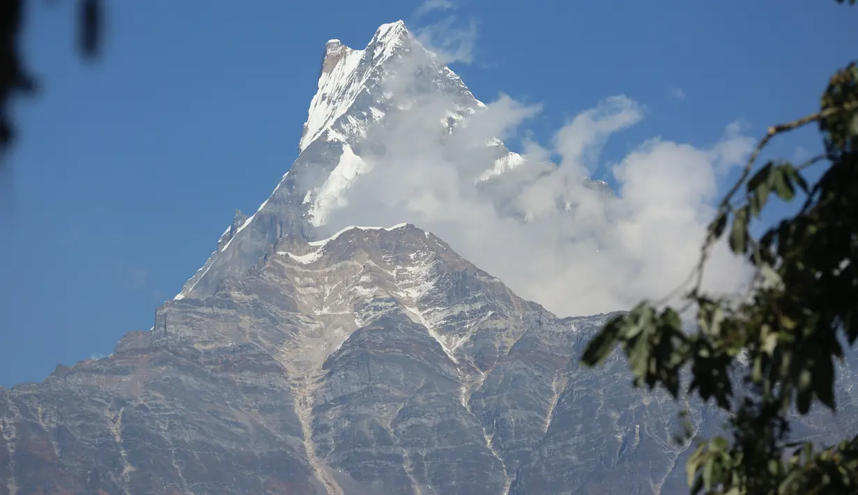 Foto yang diabadikan pada 9 November 2020 ini menunjukkan pemandangan pegunungan Annapurna di Nepal. (Xinhua/Tang Wei)