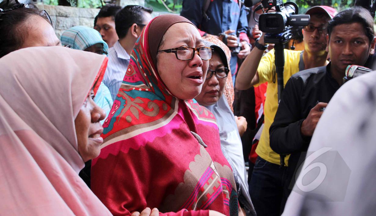 Isak tangis Utami,istri komedian Ferrasta Soebardi alias Pepeng, tak terbendung saat jenazah suaminya tiba di rumah duka di kawasan Cinere, Depok, Rabu (6/5/2015). Pepeng meninggal dunia di usia 60 tahun. (Liputan6.com/Helmi Afandi)
