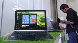 Calon pembeli sedang melihat produk terbaru notebook Acer di Jakarta, Rabu (22/6). Acer meluncurkan Acer Switch Alpha 12, yakni notebook 2 in 1 dengan sistem pendingin cair (liquidLoop). (Liputan6.com/Angga Yuniar)