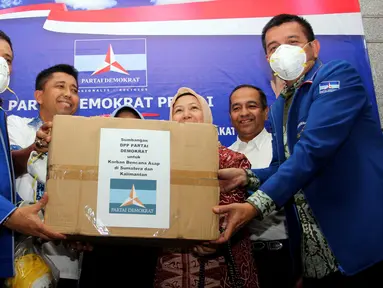 Partai Demokrat (PD) memberikan bantuan secara simbolis untuk korban bencana asap di Sumatra dan Kalimantan, Jakarta, Minggu (6/9/2015). PD mengajak masyarakat untuk bahu membahu menanggulangi bencana asap. (Liputan6.com/Helmi Afandi)