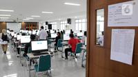Suasana Ujian Tulis Berbasis Komputer (UTBK) Seleksi Bersama Masuk Perguruan Tinggi Negeri (SBMPTN) 2022 gelombang pertama di Universitas Pembangunan Nasional (UPN), Jakarta, Selasa (17/5/2022). UTBK SBMPTN 2022 digelar mulai hari ini hingga 23 Mei 2022. (merdeka.com/Arie Basuki)