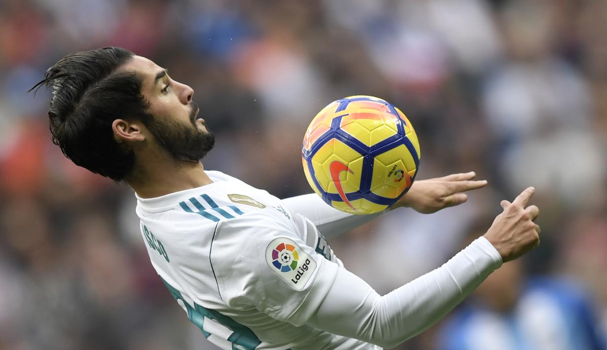 Pemain lincah Real Madrid, Isco menempati peringkat ketiga dengan koleksi lima gol pada daftar top scorer Madrid. (AFP/Gabriel Bouys)