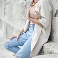 Ilustrasi busana pink di American Music Awards 2018 (Unsplash)