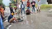 Warga Tanami Pohon Pisang di jalan rusak di Kampung Sukamahi, Desa Nagasari, Serang Baru, Kabupaten Bekasi, Jawa Barat. (Foto: Istimewa)