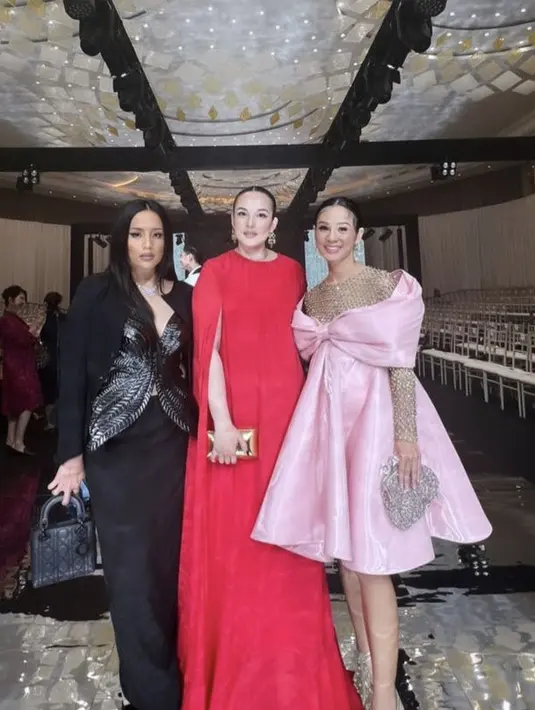 Andien Aisyah tampil mengenakan mini dress pink dengan shoulder pita yang dipadukan inner lengan panjang lace dipadukan heels dan membawa clutch berpayet. @chelseaislan.