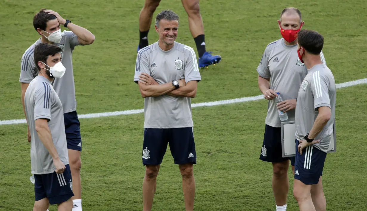 Manajer Spanyol Luis Enrique (tengah) berbicara dengan anggota tim nasional saat sesi latihan di Stadion La Cartuja, Seville, Spanyol, Minggu (13/6/2021). Spanyol akan bermain melawan Swedia dalam Grup E Euro 2020 pada 13 Juni 2021 waktu setempat. (Julio Munoz/Pool via AP)