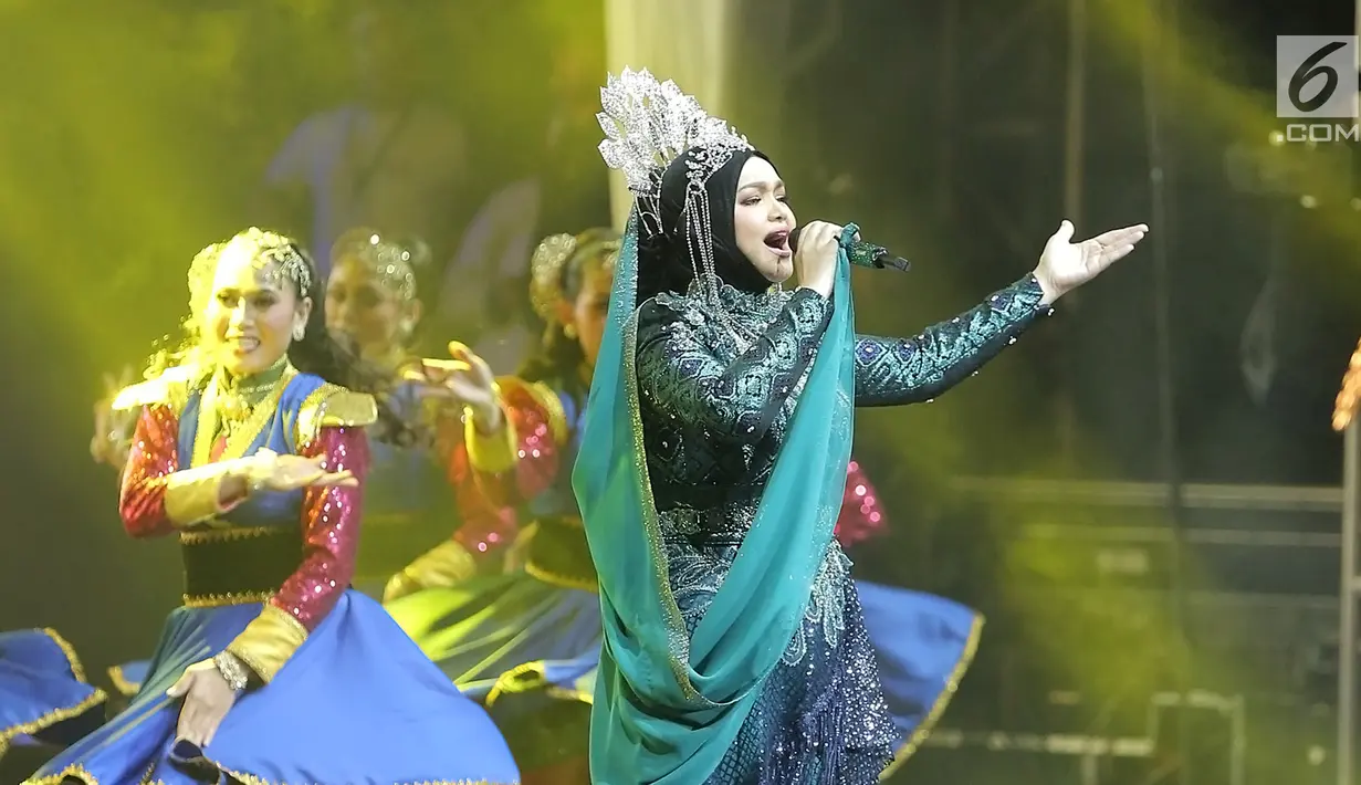 Penampilan penyanyi Siti Nurhaliza saat menggelar konser 'Dato Sri Siti Nurhaliza on Tour' di Istora Senayan, Jakarta, Kamis (21/2). Sebagai lagu pembuka, Siti melantunkan lagu tradisional Melayu berjudul 'Badarsila'. (Fimela.com/Bambang E Ros)