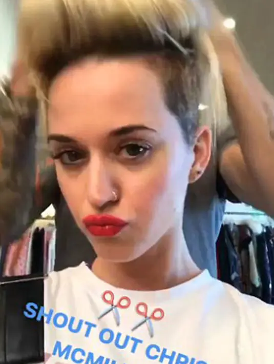 Dilaporkan dailymail.com, Katy Perry mengabadikan  proses pemangkasan rambutnya menjadi bondol selama ia berada di salon. Beberapa foto pun diunggah Katy kedalam akun media sosialnya. (doc.dailymail.com)