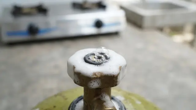 Cara Mudah Mendeteksi Kebocoran Gas Elpiji Halus Pakai Busa Air Sabun Sebelum Memasang Regulator