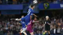 Bek Chelsea, Andreas Christensen berebut bola dengan striker Manchester City, Gabriel Jesus saat pertandingan Liga Inggris di Stamford Bridge, London (30/9). Manchester City berhasil menang 1-0 atas Chelsea. (AFP Photo/Ian Kington)