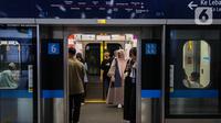 Warga saat menaiki Mass Rapid Transit (MRT) di Stasiun, Bundaran Hotel Indonesia, Jakarta, Jumat (27/12/2024). (Liputan6.com/Angga Yuniar)